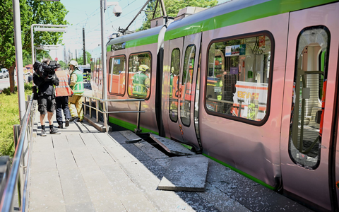 An einer der Stadtbahnen war eine lange Schleifspur zu sehen, zudem waren Scheiben gesplittert. - Foto: Julian Stratenschulte/dpa