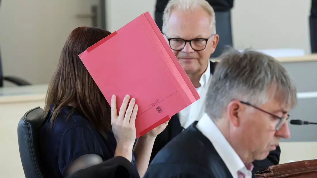 Die wegen Mordes an dem achtjährigen Fabian angeklagte Frau schweigt bislang zu den Vorwürfen. - Bild: Bernd Wüstneck/dpa