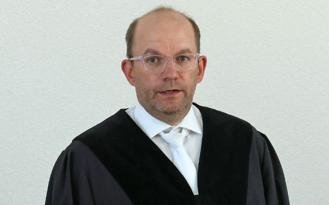 Der Vorsitzende Richter Holger Schütt warnte die Zuschauer vor Beginn des Prozesses vor schwer zu ertragenen Fotos, die gezeigt würden.  - Foto: Bernd Wüstneck/dpa
