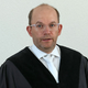 Der Vorsitzende Richter Holger Schütt warnte die Zuschauer vor Beginn des Prozesses vor schwer zu ertragenen Fotos, die gezeigt würden.  - Foto: Bernd Wüstneck/dpa