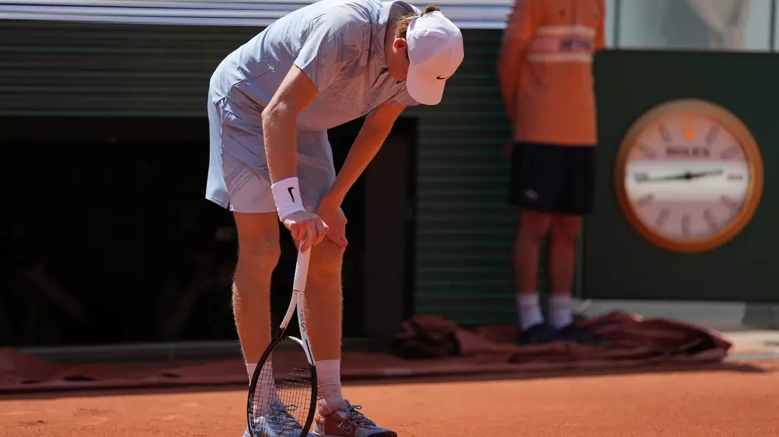 Bekam einen körperlichen Einbruch in seinem Zweitrundenmatch von Paris: Jannik Sinner - Bild: Thibault Camus/AP/dpa