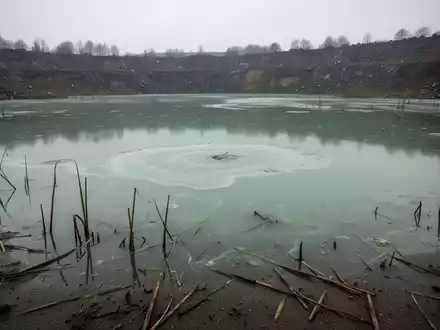 Badesee-Warnung: PFAS-Belastung gefĂ€hrdet Kleinkinder in Baden - Foto: ĂŒber boerse-global.de