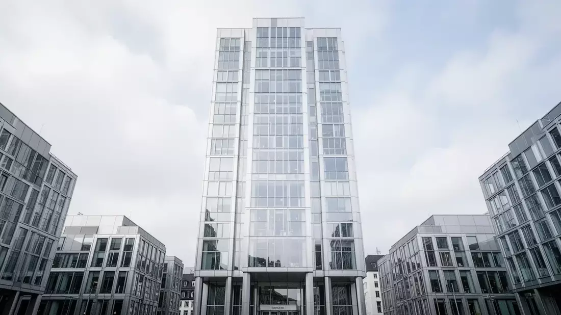 With Record Dividend and Upgraded 2026 Outlook, Commerzbank Fortifies Its Independence Case Illustration mit AI erstellt übermittelt durch boerse-global.de