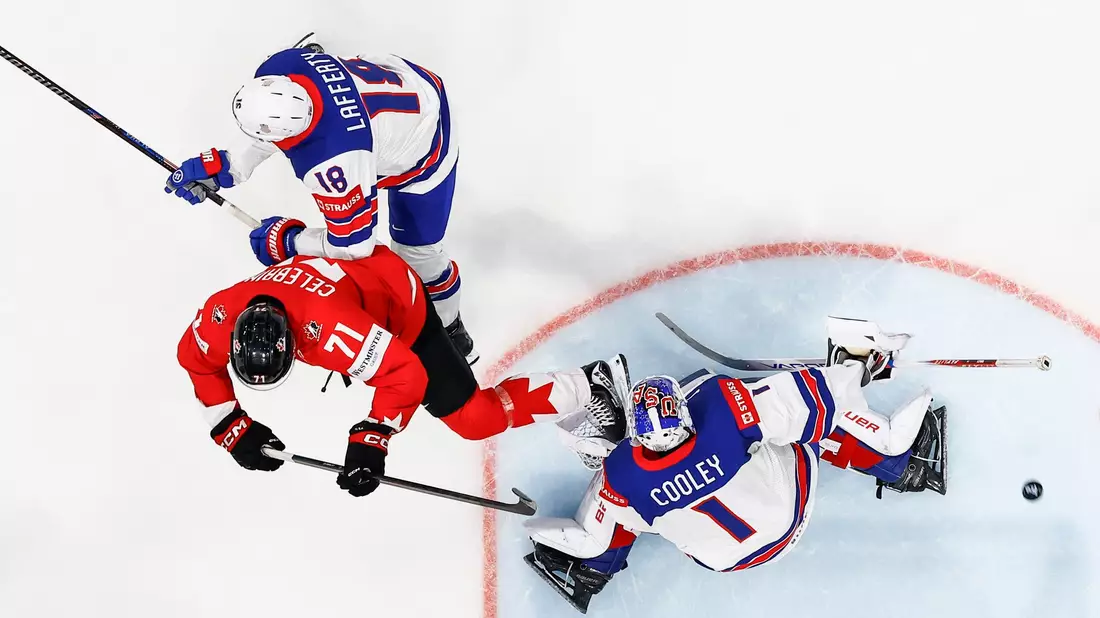 Kanadas Kapitän Macklin Celebrini trifft gegen die US-Amerikaner. - Bild: Alessandro Della Valle/KEYSTONE/dpa