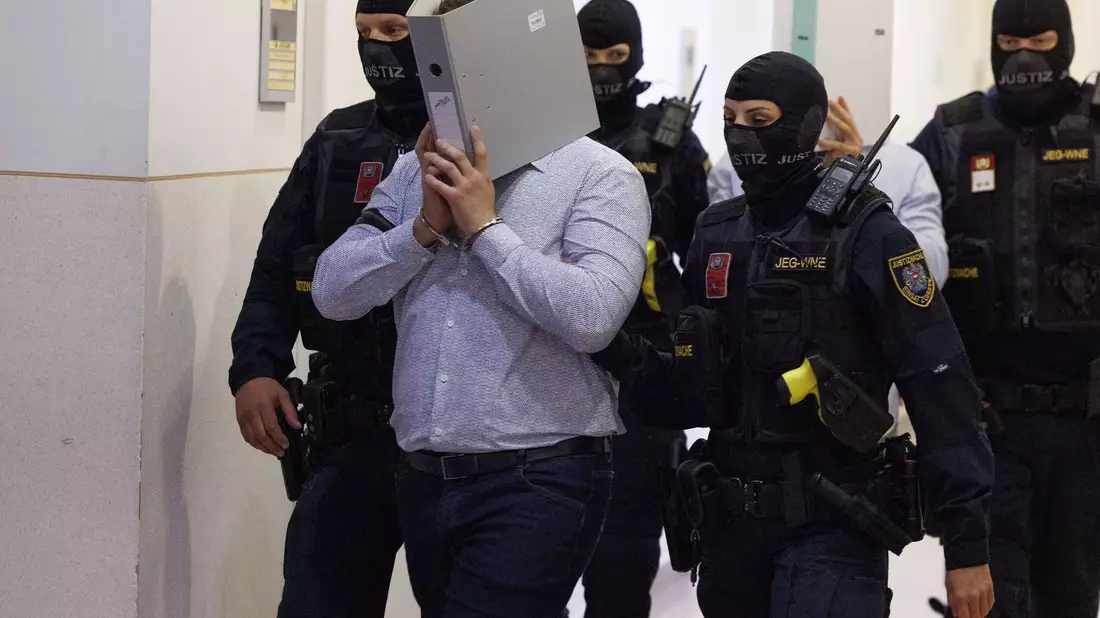 Der Hauptangeklagte im Prozess um abgesagte Swift-Konzerte erhielt 15 Jahre Haft - Bild: Tobias Steinmaurer/APA/dpa