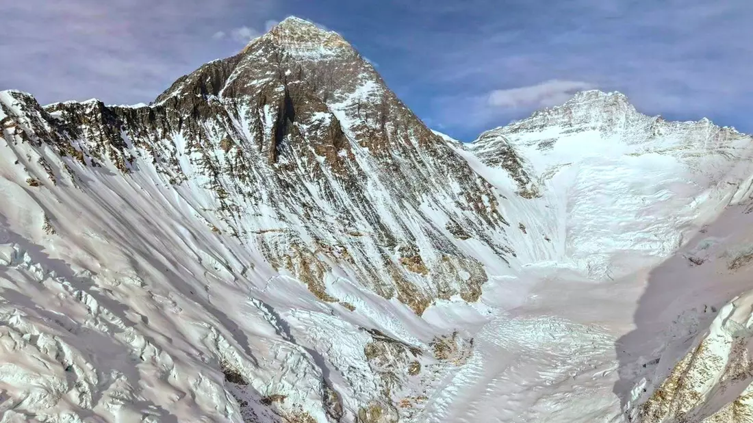 Der Mount Everest lockt immer wieder zu Rekorden. (Archivbild)  - Bild: Pasang Rinzee Sherpa/AP/dpa