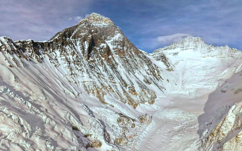 Der Mount Everest lockt immer wieder zu Rekorden. (Archivbild)  - Foto: Pasang Rinzee Sherpa/AP/dpa