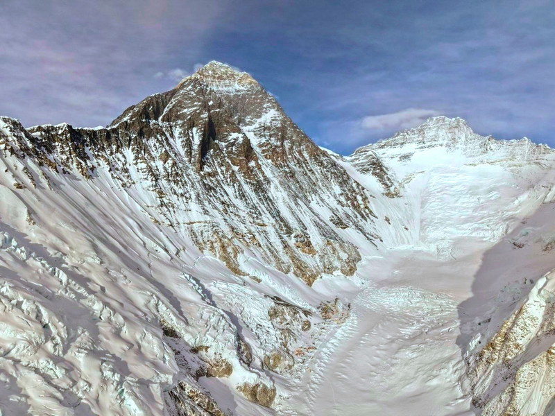Der Mount Everest lockt immer wieder zu Rekorden. (Archivbild)  - Foto: Pasang Rinzee Sherpa/AP/dpa