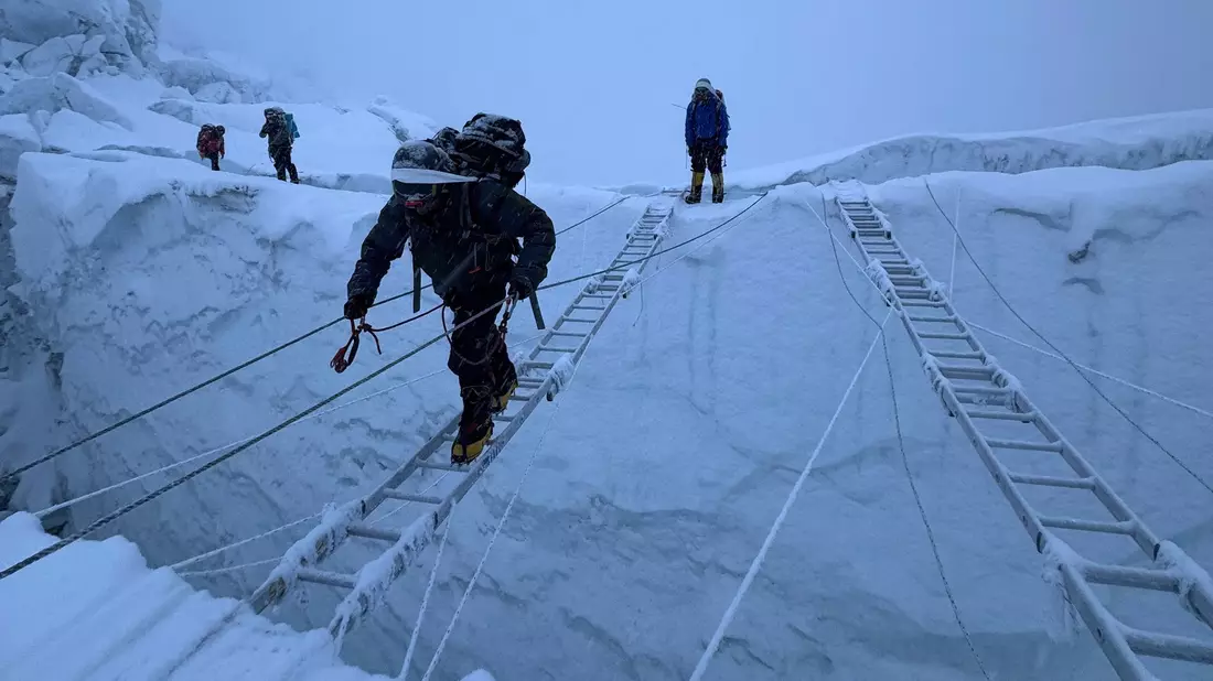 Am Evererst ist der Aufstieg mit Fixseilen und Leitern vorbereitet. (Symbolbild) - Bild: Pasang Rinzee Sherpa/AP/dpa