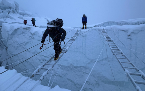 Am Evererst ist der Aufstieg mit Fixseilen und Leitern vorbereitet. (Symbolbild) - Foto: Pasang Rinzee Sherpa/AP/dpa