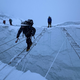 Am Evererst ist der Aufstieg mit Fixseilen und Leitern vorbereitet. (Symbolbild) - Foto: Pasang Rinzee Sherpa/AP/dpa