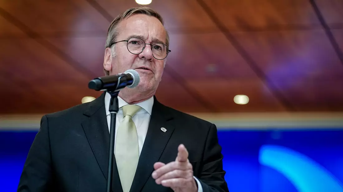 Verteidigungsminister Pistorius bei Pressekonferenz in Kanada. - Bild: Kay Nietfeld/dpa
