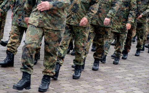 Reservisten der Bundeswehr marschieren. - Foto: Hauke-Christian Dittrich/dpa