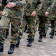 Reservisten der Bundeswehr marschieren. - Foto: Hauke-Christian Dittrich/dpa