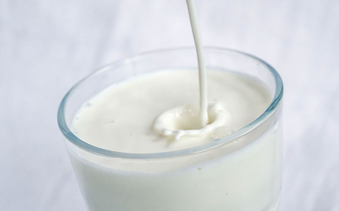 Was ist drin in der Milch? (Symbolbild) - Foto: Sina Schuldt/dpa