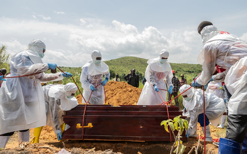 Für die Beisetzung verstorbener Ebola-Patienten bestehen strenge Sicherheitsregeln - nicht alle Angehörigen haben hierfür Verständnis. (Archivbild) - Foto: Moses Sawasawa/AP/dpa