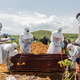 Für die Beisetzung verstorbener Ebola-Patienten bestehen strenge Sicherheitsregeln - nicht alle Angehörigen haben hierfür Verständnis. (Archivbild) - Foto: Moses Sawasawa/AP/dpa