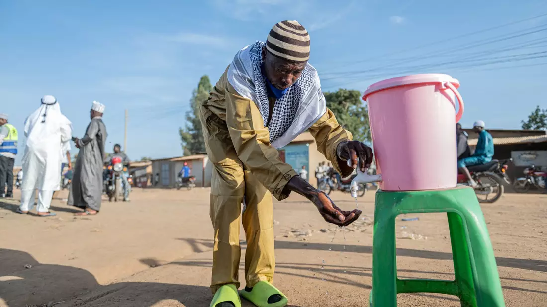 Viele Menschen haben Angst vor Ebola - andere verleugnen die Existenz der hochgefährlichen Krankheit. (Archivbild) - Bild: Moses Sawasawa/AP/dpa
