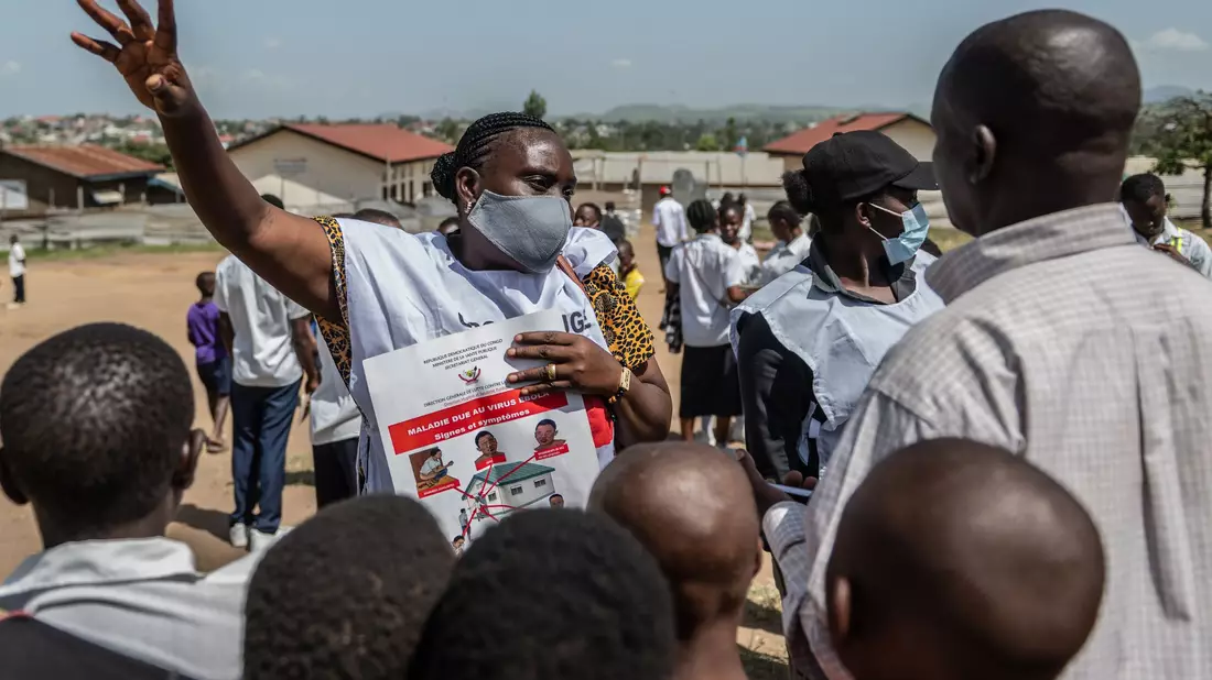 Mitarbeiter des Roten Kreuzes betreiben Aufklärung über Ebola und den Schutz vor einer Ansteckung. (Archivbild) - Bild: Moses Sawasawa/AP/dpa
