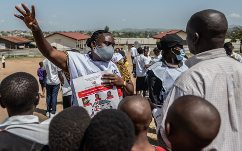Mitarbeiter des Roten Kreuzes betreiben Aufklärung über Ebola und den Schutz vor einer Ansteckung. (Archivbild) - Foto: Moses Sawasawa/AP/dpa