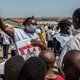 Mitarbeiter des Roten Kreuzes betreiben Aufklärung über Ebola und den Schutz vor einer Ansteckung. (Archivbild) - Foto: Moses Sawasawa/AP/dpa