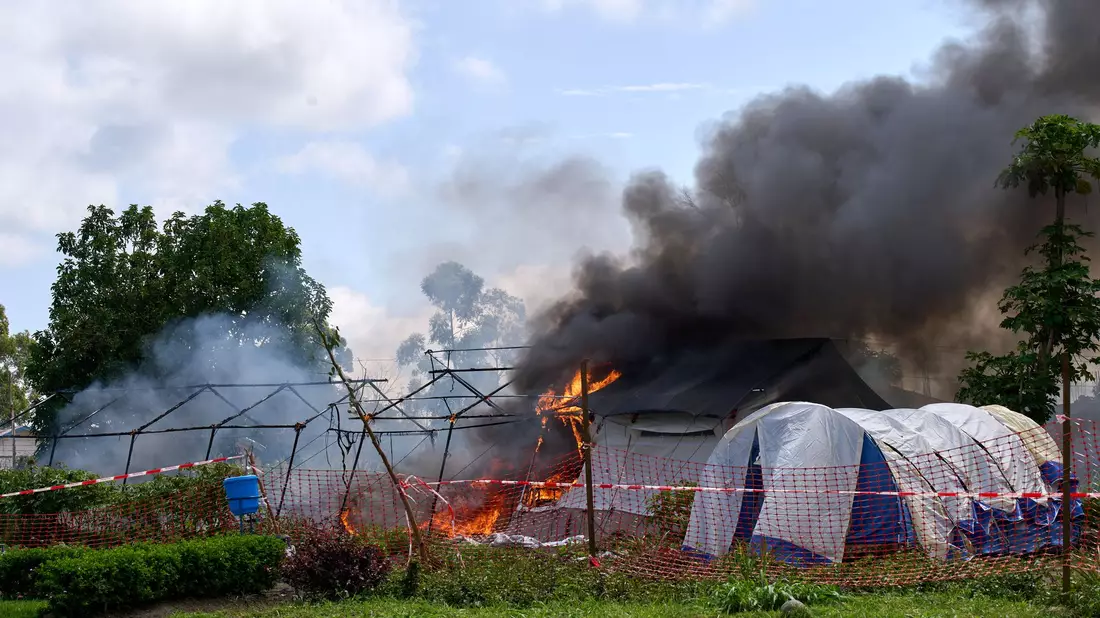 Schon mehrfach wurden Behandlungszentren angegriffen, weil Angehörigem die Herausgabe eines an Ebola verstorbenen Patienten verweigert wurde. (Archivbild) - Bild: Dirole Lotsima Dieudonne/AP/dpa
