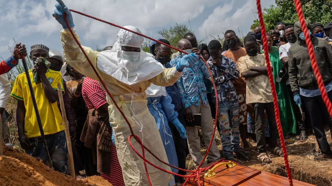 Anders als es die Tradition will, können Angehörige verstorbener Ebola-Patienten nicht am offenen Sarg Abschied nehmen. (Archivbild) - Bild: Moses Sawasawa/AP/dpa