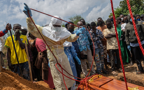 Anders als es die Tradition will, können Angehörige verstorbener Ebola-Patienten nicht am offenen Sarg Abschied nehmen. (Archivbild) - Foto: Moses Sawasawa/AP/dpa