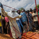 Anders als es die Tradition will, können Angehörige verstorbener Ebola-Patienten nicht am offenen Sarg Abschied nehmen. (Archivbild) - Foto: Moses Sawasawa/AP/dpa