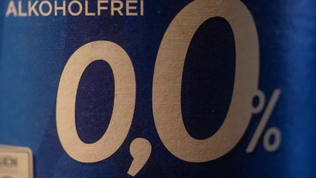 Der Pro-Kopf-Verbrauch von Bier lag letztes Jahr bei rund 84 Litern in Deutschland, davon waren rund 9 Liter alkoholfrei. (Symbolbild) - Bild: Christophe Gateau/dpa