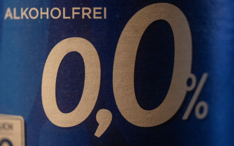 Der Pro-Kopf-Verbrauch von Bier lag letztes Jahr bei rund 84 Litern in Deutschland, davon waren rund 9 Liter alkoholfrei. (Symbolbild) - Foto: Christophe Gateau/dpa