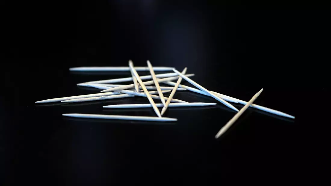 Die Nikotinprodukte sind optisch kaum von normalen Zahnstochern wie diesen zu unterscheiden.  (Symbolbild) - Bild: Pia Bayer/dpa
