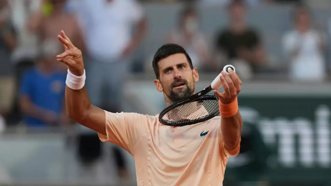 Hat in Paris sichtlich gute Laune: Novak Djokovic. - Bild: Thibault Camus/AP/dpa