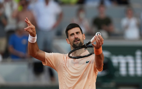 Hat in Paris sichtlich gute Laune: Novak Djokovic. - Foto: Thibault Camus/AP/dpa