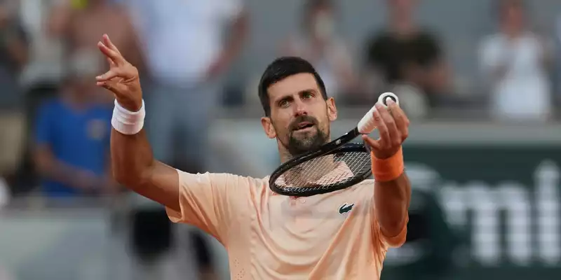 Hat in Paris sichtlich gute Laune: Novak Djokovic. - Foto: Thibault Camus/AP/dpa