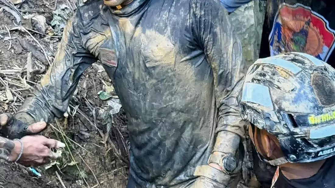 Die Retter müssen während ihres Einsatzes einiges aushalten.  - Bild: Uncredited/Metta Tham Rescue Kalasin/AP/dpa