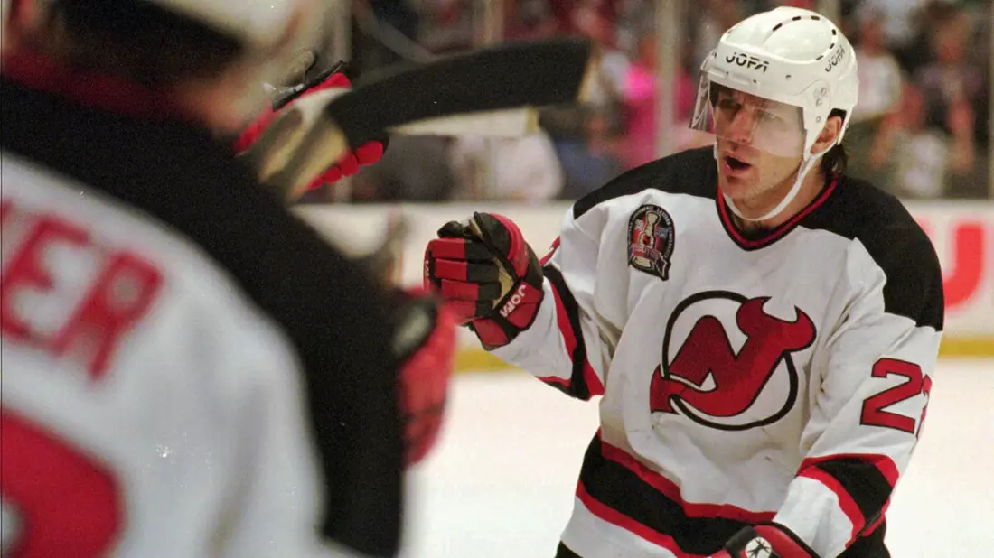 Claude Lemieux spielte in seiner Karriere auch für die New Jersey Devils. (Archivbild) - Bild: BILL KOSTROUN/AP/dpa
