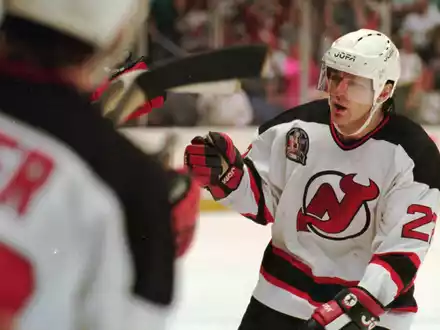 Claude Lemieux spielte in seiner Karriere auch für die New Jersey Devils. (Archivbild) - Foto: BILL KOSTROUN/AP/dpa