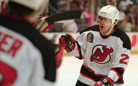 Claude Lemieux spielte in seiner Karriere auch für die New Jersey Devils. (Archivbild) - Foto: BILL KOSTROUN/AP/dpa