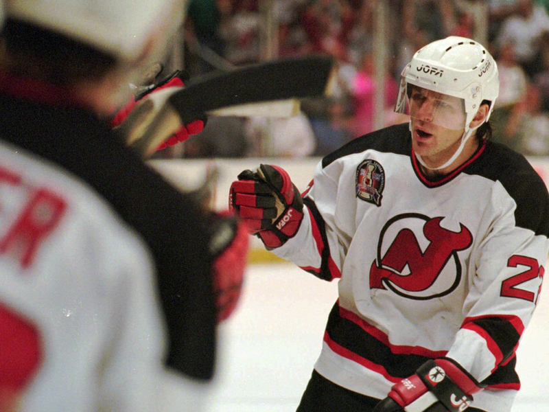 Claude Lemieux spielte in seiner Karriere auch für die New Jersey Devils. (Archivbild) - Foto: BILL KOSTROUN/AP/dpa