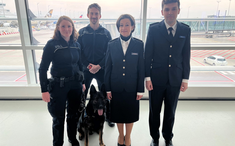 HZA-M: Zwei neue Zollhunde verstärken den Einsatz am Flughafen München - Foto: presseportal.de