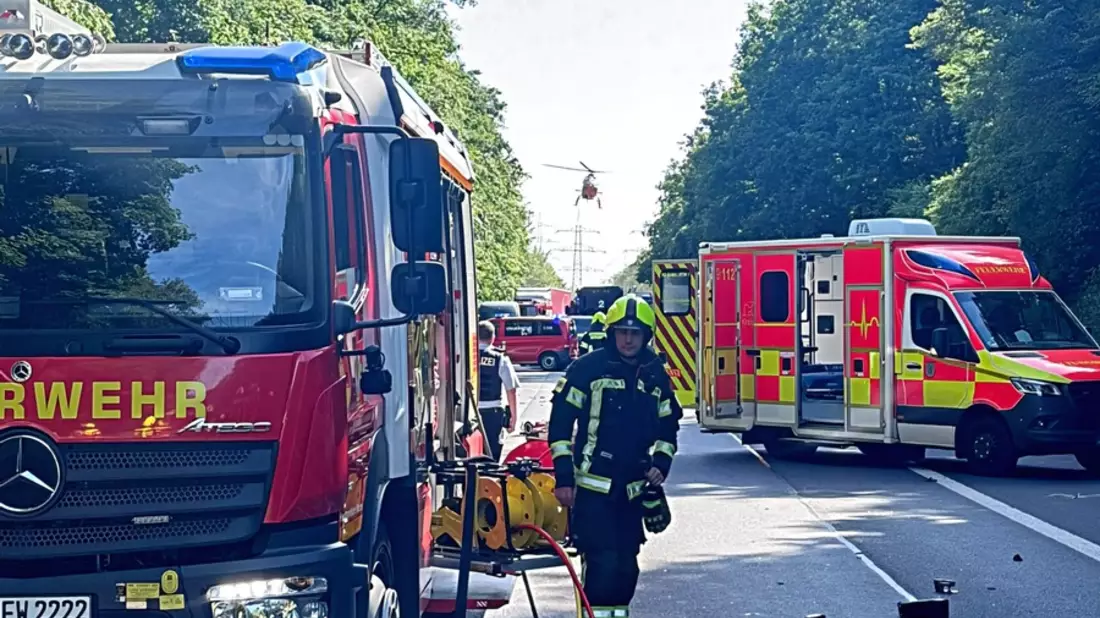 FW Bergheim: Zwei Verletzte nach Verkehrsunfall auf Bundesstraße 477 bei Bergheim Frontalzusammenstoß zwischen zwei PKW - Bild: presseportal.de