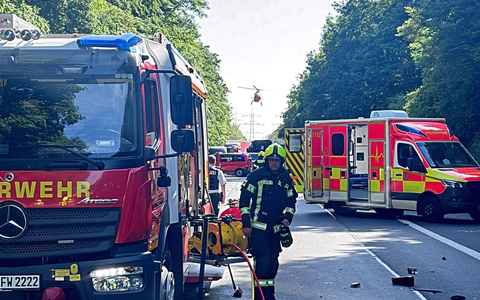 FW Bergheim: Zwei Verletzte nach Verkehrsunfall auf Bundesstraße 477 bei Bergheim Frontalzusammenstoß zwischen zwei PKW - Foto: presseportal.de