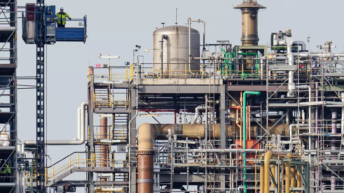 Chemieanlagen bei BASF: Der Konzern konnte zuletzt Preiserhöhungen durchsetzen  - Bild: Uwe Anspach/dpa