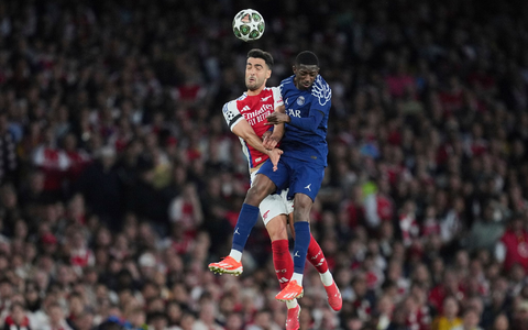 Treffen am Samstag erneut aufeinander: Arsenals Mikel Merino und Ousmane Dembele (r) von PSG. (Archivbild) - Foto: Kin Cheung/AP/dpa