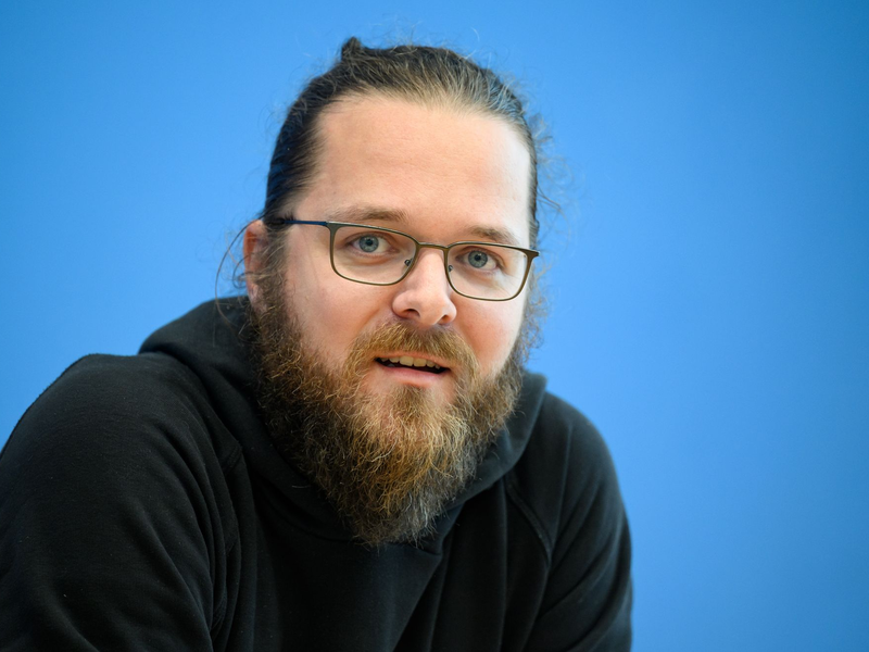 «Gegenmacht – Die Zivilgesellschaft schlägt zurück» ist nicht das erste Buch von Semsrott. (Archivbild) - Foto: Bernd von Jutrczenka/dpa