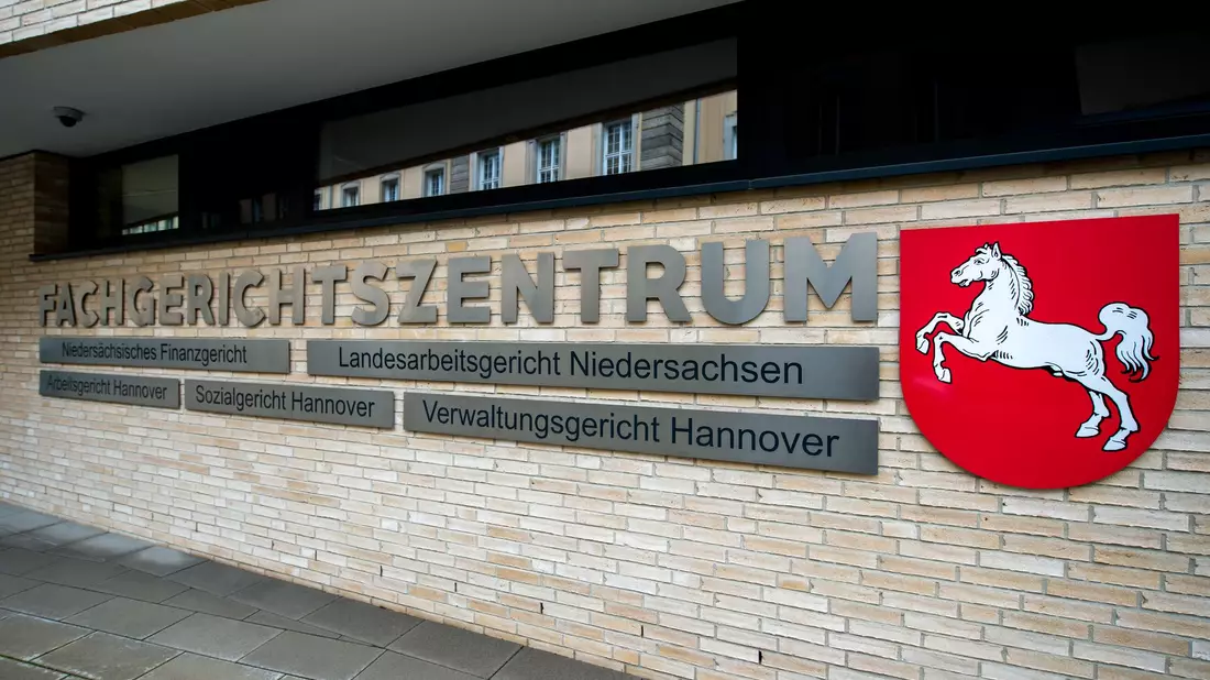Das Landesarbeitsgericht musste entscheiden, ob VW zwei Managern Schadenersatz und Schmerzensgeld zahlen muss. (Archivbild) - Bild: Hauke-Christian Dittrich/dpa