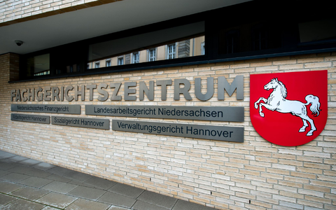 Das Landesarbeitsgericht musste entscheiden, ob VW zwei Managern Schadenersatz und Schmerzensgeld zahlen muss. (Archivbild) - Foto: Hauke-Christian Dittrich/dpa