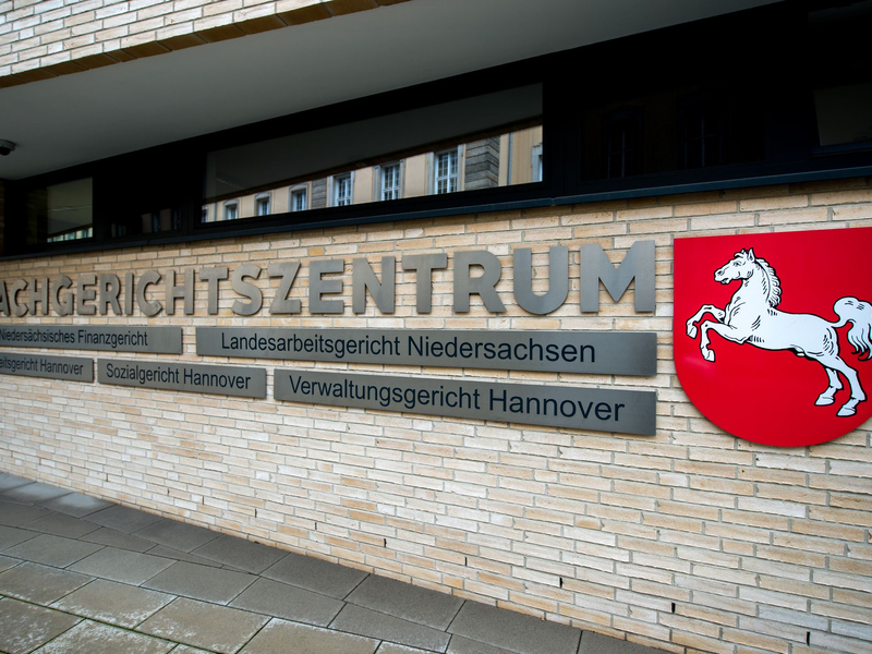 Das Landesarbeitsgericht musste entscheiden, ob VW zwei Managern Schadenersatz und Schmerzensgeld zahlen muss. (Archivbild) - Foto: Hauke-Christian Dittrich/dpa