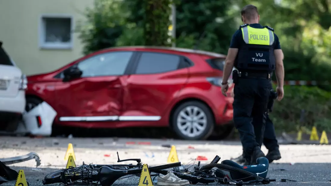 Ein Polizist an der Unfallstelle in Dinslaken - Bild: Fabian Strauch/dpa